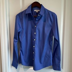 NWOT Banana Republic Blue Non-Iron Fitted Stretch Button Down Blouse. Size 12.